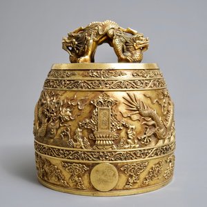 Een Chinese verguld bronzen bel in zitan houder, Qianlong merk, 18/19e eeuw — foto 8