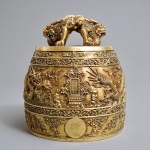 Een Chinese verguld bronzen bel in zitan houder, Qianlong merk, 18/19e eeuw — foto 10