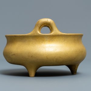 Een Chinese verguld bronzen driepotige wierookbrander, Xuande merk, 19/20e eeuw — foto 5