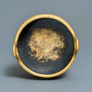 Een Chinese verguld bronzen driepotige wierookbrander, Xuande merk, 19/20e eeuw — foto 6