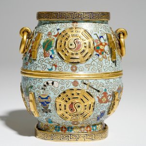 Een Chinese verguld bronzen en cloisonné hu vaas, Jiaqing merk en mogelijk periode, 19e eeuw — foto 1