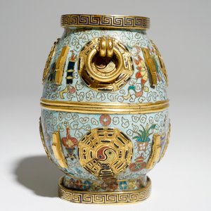 Een Chinese verguld bronzen en cloisonné hu vaas, Jiaqing merk en mogelijk periode, 19e eeuw — foto 4