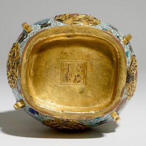 Een Chinese verguld bronzen en cloisonné hu vaas, Jiaqing merk en mogelijk periode, 19e eeuw — foto 6
