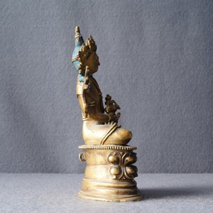 Een Chinese verguld bronzen figuur van Amitayus, 17/18e eeuw — foto 16