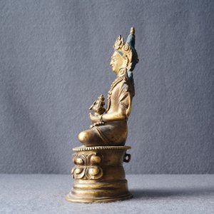 Een Chinese verguld bronzen figuur van Amitayus, 17/18e eeuw — foto 18
