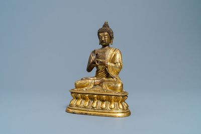 Een Chinese verguld bronzen figuur van Boeddha, 17e eeuw