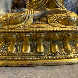 Een Chinese verguld bronzen figuur van Boeddha, 17e eeuw — foto 20