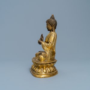 Een Chinese verguld bronzen figuur van Boeddha, 17e eeuw — foto 3