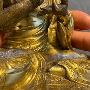 Een Chinese verguld bronzen figuur van Boeddha, 17e eeuw — foto 31