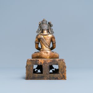 Een Chinese verguld bronzen figuur van Boeddha Amitayus, Qianlong, gedateerd 1770 — foto 4