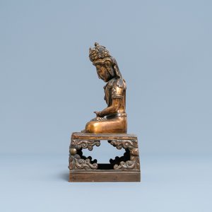 Een Chinese verguld bronzen figuur van Boeddha Amitayus, Qianlong, gedateerd 1770 — foto 5