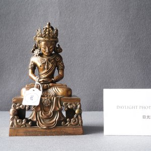 Een Chinese verguld bronzen figuur van Boeddha Amitayus, Qianlong, gedateerd 1770 — foto 8