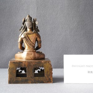 Een Chinese verguld bronzen figuur van Boeddha Amitayus, Qianlong, gedateerd 1770 — foto 9
