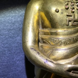 Een Chinese verguld bronzen figuur van een staande Boeddha met inscriptie, Qianlong — foto 12