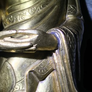 Een Chinese verguld bronzen figuur van een staande Boeddha met inscriptie, Qianlong — foto 15