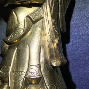 Een Chinese verguld bronzen figuur van een staande Boeddha met inscriptie, Qianlong — foto 19