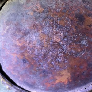 Een Chinese verguld bronzen figuur van een staande Boeddha met inscriptie, Qianlong — foto 25