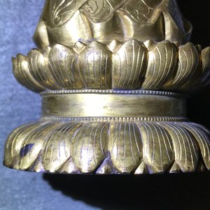 Een Chinese verguld bronzen figuur van een staande Boeddha met inscriptie, Qianlong — foto 29
