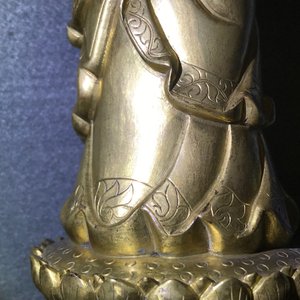 Een Chinese verguld bronzen figuur van een staande Boeddha met inscriptie, Qianlong — foto 31