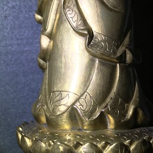 Een Chinese verguld bronzen figuur van een staande Boeddha met inscriptie, Qianlong — foto 32