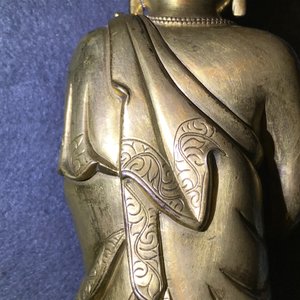Een Chinese verguld bronzen figuur van een staande Boeddha met inscriptie, Qianlong — foto 33
