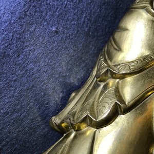 Een Chinese verguld bronzen figuur van een staande Boeddha met inscriptie, Qianlong — foto 35