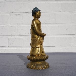 Een Chinese verguld bronzen figuur van een staande Boeddha met inscriptie, Qianlong — foto 38