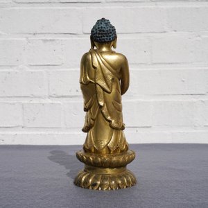 Een Chinese verguld bronzen figuur van een staande Boeddha met inscriptie, Qianlong — foto 39