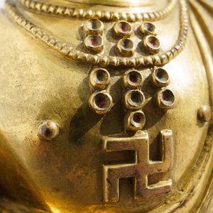 Een Chinese verguld bronzen figuur van een staande Boeddha met inscriptie, Qianlong — foto 44
