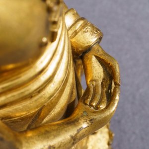 Een Chinese verguld bronzen figuur van een staande Boeddha met inscriptie, Qianlong — foto 45