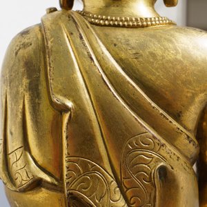 Een Chinese verguld bronzen figuur van een staande Boeddha met inscriptie, Qianlong — foto 50