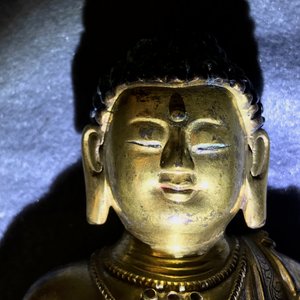 Een Chinese verguld bronzen figuur van een staande Boeddha met inscriptie, Qianlong — foto 9