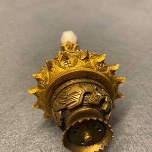 Een Chinese verguld bronzen hoedentop met agaat en kristal, 18e eeuw — foto 11