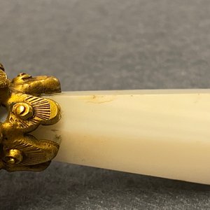 Een Chinese verguld bronzen hoedentop met agaat en kristal, 18e eeuw — foto 13