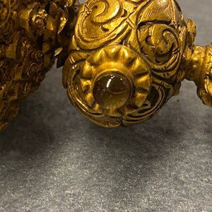Een Chinese verguld bronzen hoedentop met agaat en kristal, 18e eeuw — foto 17