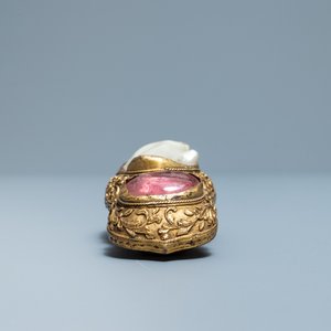 Een Chinese verguld bronzen riemgesp met een barokparel en rozenkwarts, Ming — foto 3
