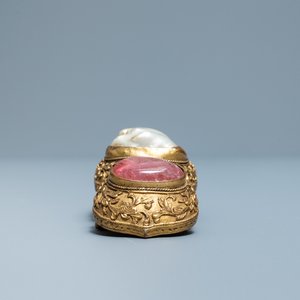 Een Chinese verguld bronzen riemgesp met een barokparel en rozenkwarts, Ming — foto 5