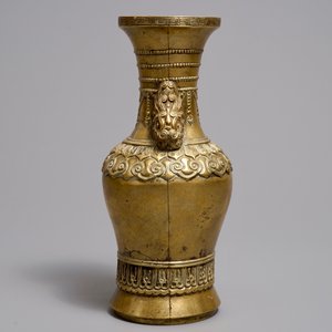 Een Chinese verguld bronzen vaas, Xuande merk, 17/18e eeuw — foto 2