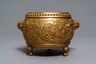 Een Chinese verguld bronzen wierookbrander met tempelleeuwen, Qianlong merk, 19/20e eeuw