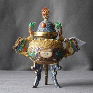 Een Chinese verguld en geëmailleerd zilveren wierookbrander met jade inlegwerk, Republiek, 20e eeuw — foto 7