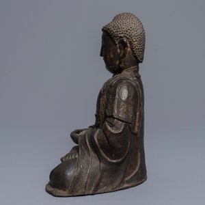 Een Chinese verguld en gelakt bronzen figuur van Amithaba Boeddha, Ming — foto 2