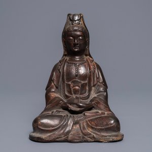 Een Chinese verguld en gelakt bronzen figuur van Guanyin, 18e eeuw — foto 1