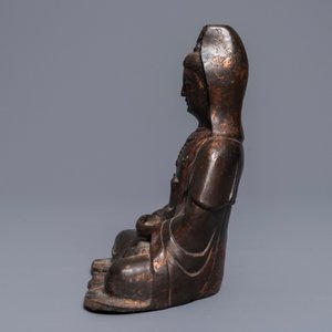 Een Chinese verguld en gelakt bronzen figuur van Guanyin, 18e eeuw — foto 2