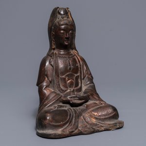 Een Chinese verguld en gelakt bronzen figuur van Guanyin, 18e eeuw — foto 7