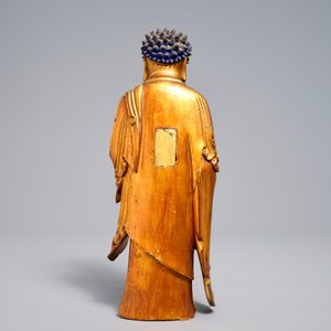 Een Chinese verguld houten figuur van een staande Boeddha, 18/19e eeuw — foto 3