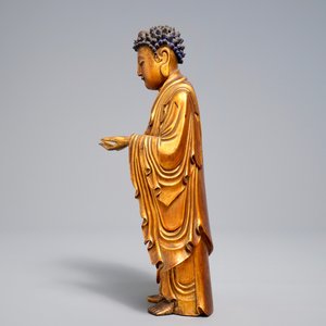 Een Chinese verguld houten figuur van een staande Boeddha, 18/19e eeuw — foto 4