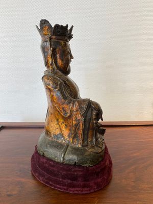 Een Chinese vergulde bronzen Boeddha met kroon, Ming — foto 4