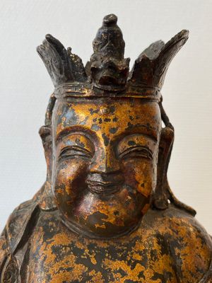 Een Chinese vergulde bronzen Boeddha met kroon, Ming — foto 5