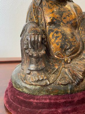 Een Chinese vergulde bronzen Boeddha met kroon, Ming — foto 6