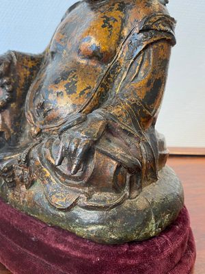 Een Chinese vergulde bronzen Boeddha met kroon, Ming — foto 7